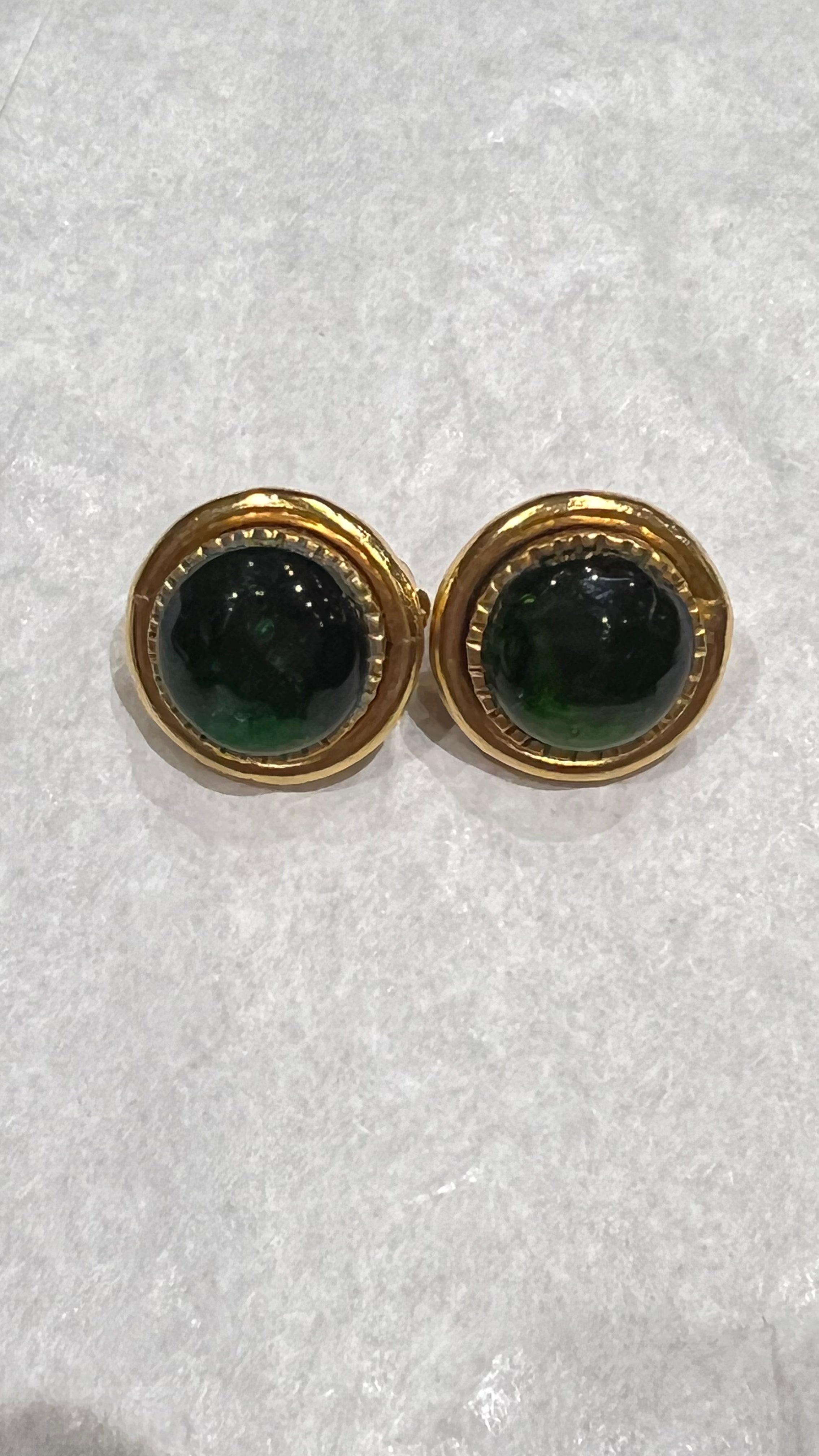 Chanel boucle d’oreille avec pâte de verre. Année 1980’s.